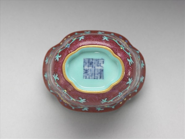 琺瑯彩紅錦地開光山水圖杯