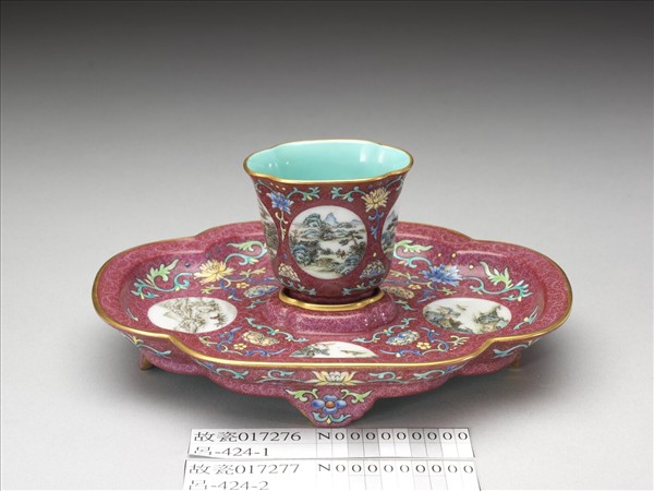 琺瑯彩紅錦地開光山水圖杯