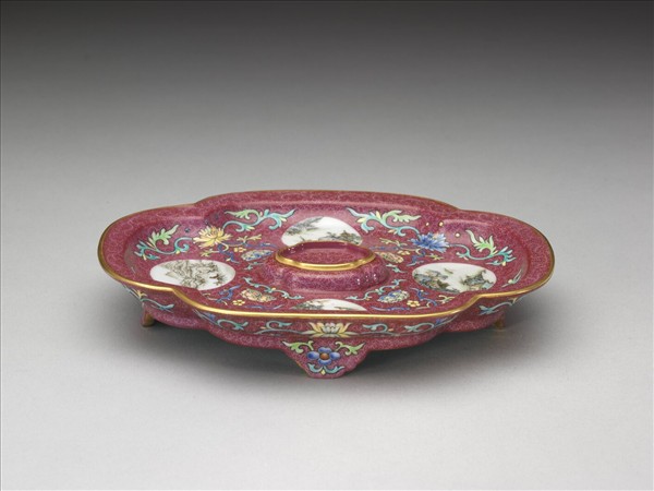 琺瑯彩紅錦地開光山水圖托盤