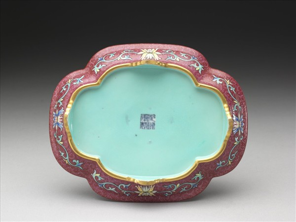 琺瑯彩紅錦地開光山水圖托盤