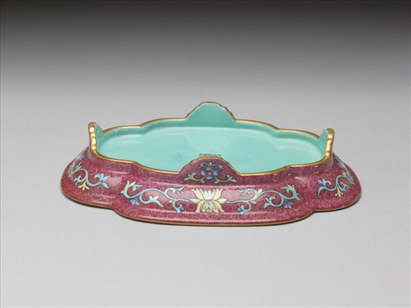 琺瑯彩紅錦地開光山水圖托盤