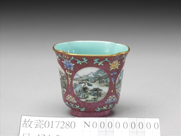 琺瑯彩紅錦地開光山水圖杯