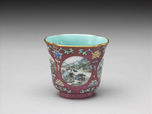 琺瑯彩紅錦地開光山水圖杯