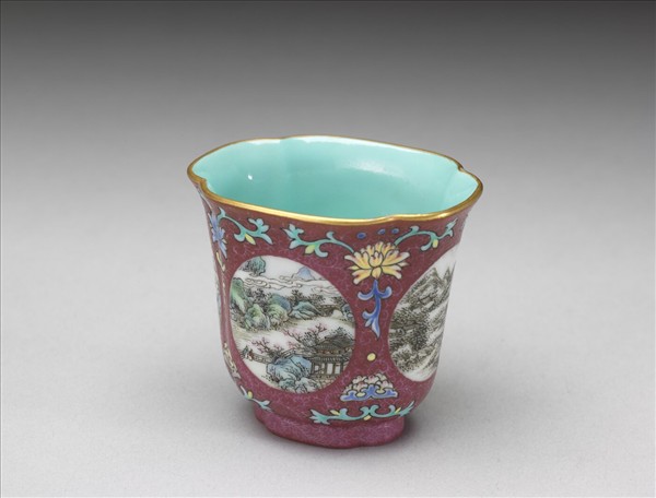 琺瑯彩紅錦地開光山水圖杯