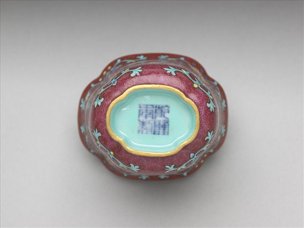 琺瑯彩紅錦地開光山水圖杯