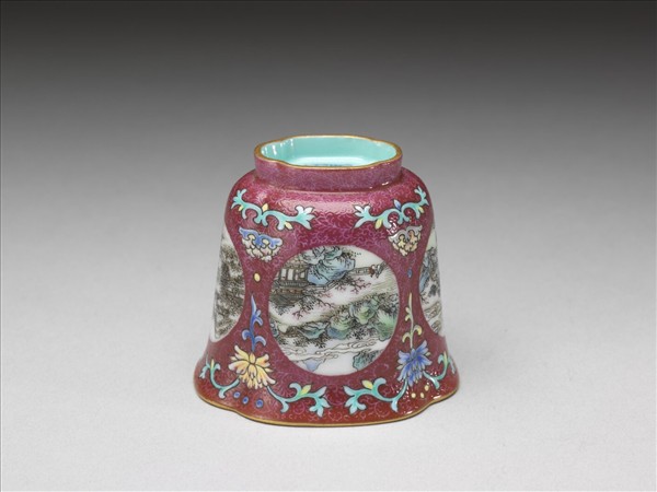琺瑯彩紅錦地開光山水圖杯
