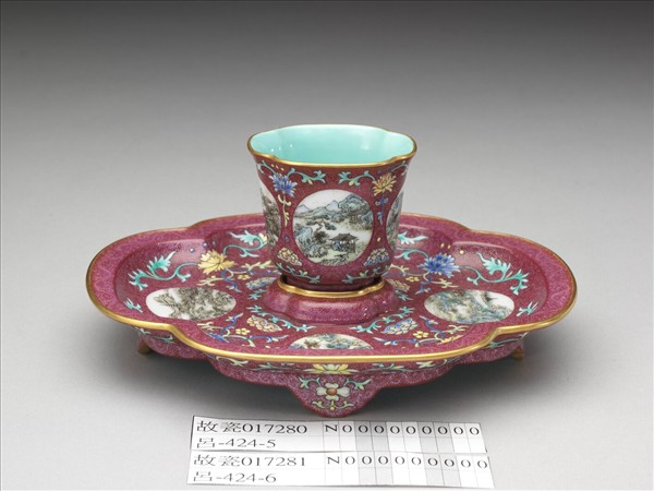 琺瑯彩紅錦地開光山水圖杯