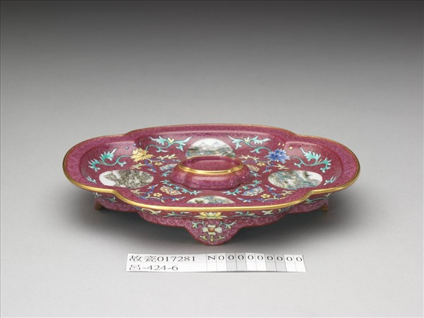 琺瑯彩紅錦地開光山水圖托盤