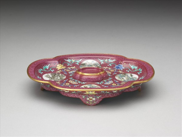 琺瑯彩紅錦地開光山水圖托盤