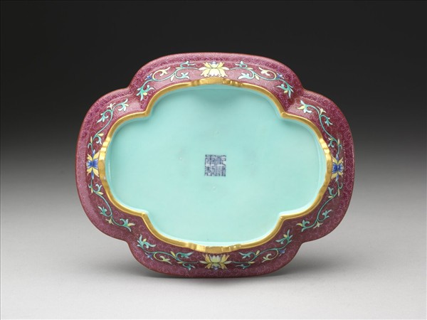 琺瑯彩紅錦地開光山水圖托盤