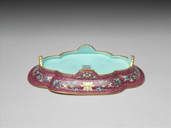 琺瑯彩紅錦地開光山水圖托盤