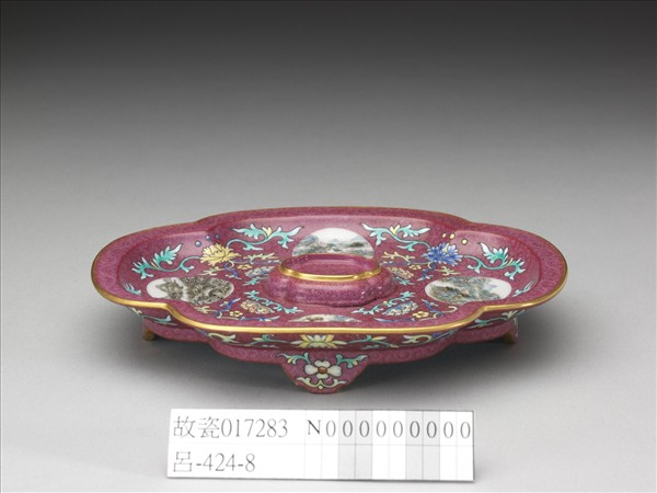 琺瑯彩紅錦地開光山水圖托盤