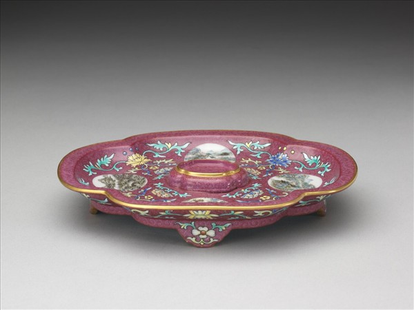 琺瑯彩紅錦地開光山水圖托盤