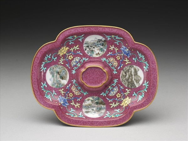 琺瑯彩紅錦地開光山水圖托盤