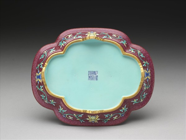 琺瑯彩紅錦地開光山水圖托盤