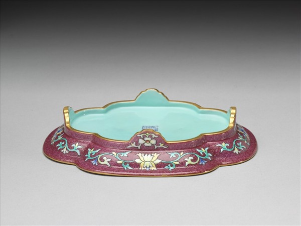 琺瑯彩紅錦地開光山水圖托盤