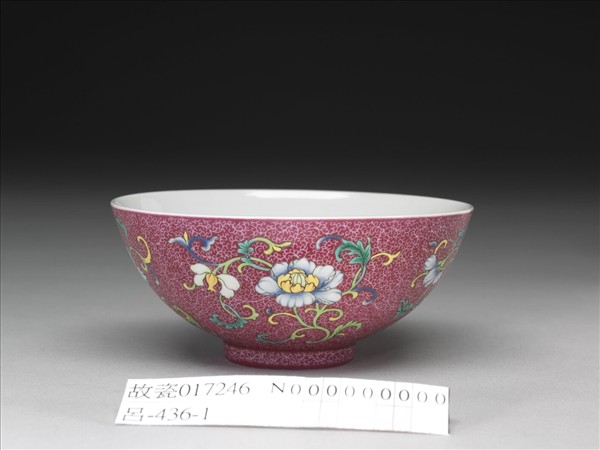 洋彩紅錦地花果紋碗