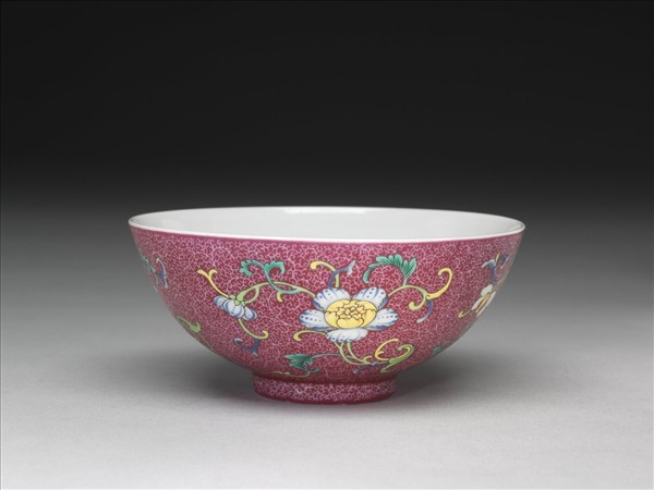 洋彩紅錦地花果紋碗