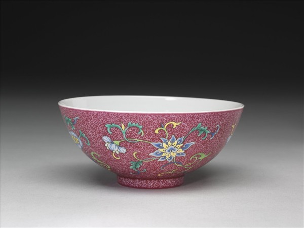 洋彩紅錦地花果紋碗