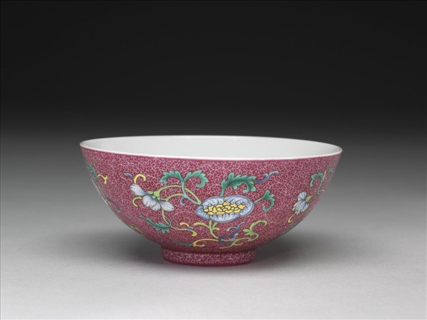 洋彩紅錦地花果紋碗