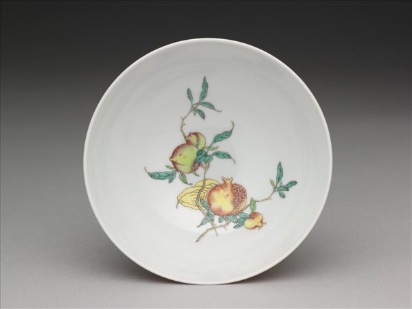 洋彩紅錦地花果紋碗