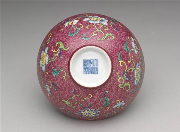 洋彩紅錦地花果紋碗