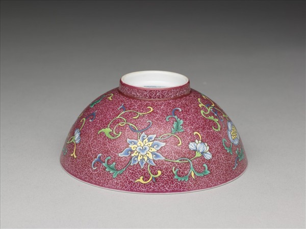 洋彩紅錦地花果紋碗