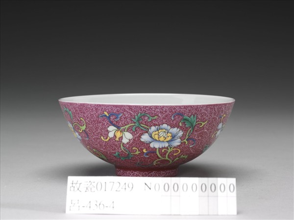 洋彩紅錦地花果紋碗