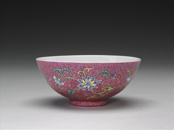 洋彩紅錦地花果紋碗