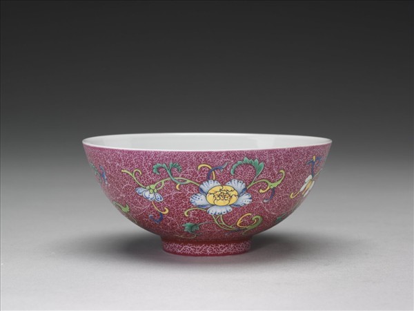 洋彩紅錦地花果紋碗
