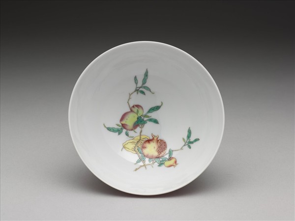 洋彩紅錦地花果紋碗