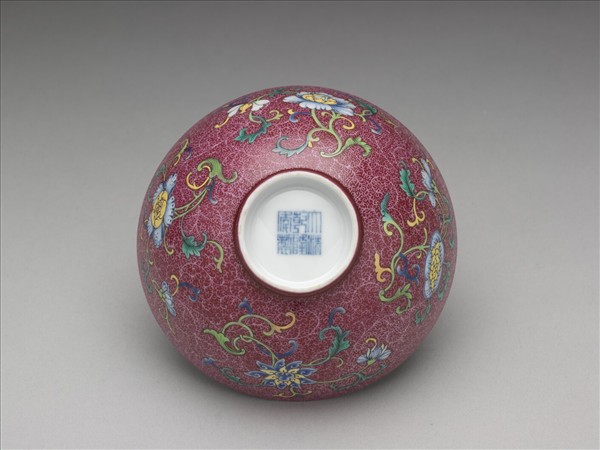 洋彩紅錦地花果紋碗