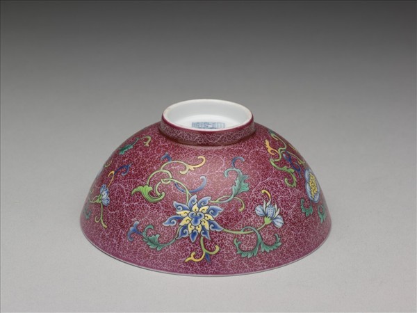 洋彩紅錦地花果紋碗