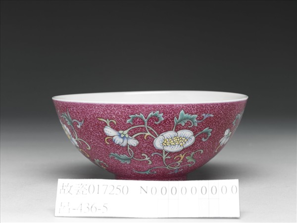 洋彩紅錦地花果紋碗