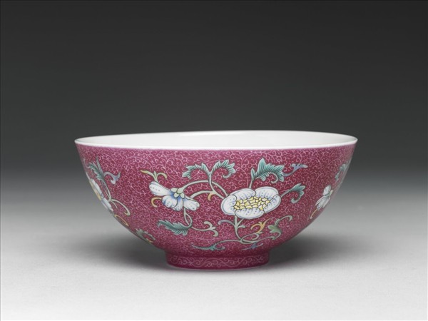 洋彩紅錦地花果紋碗