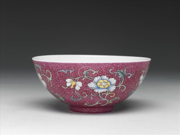洋彩紅錦地花果紋碗