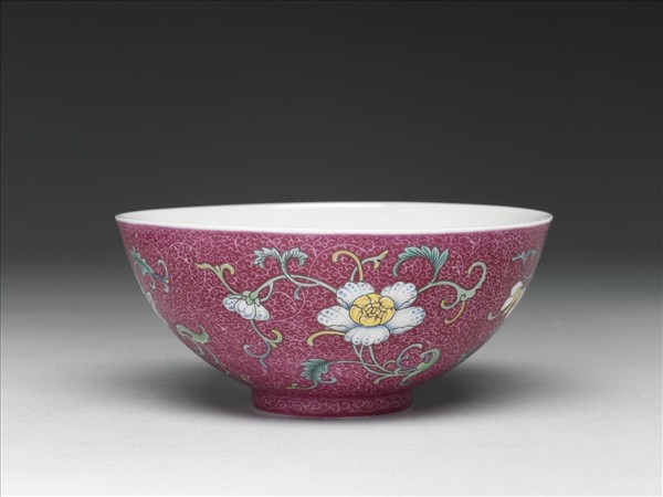 洋彩紅錦地花果紋碗