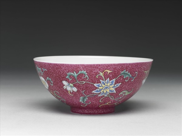 洋彩紅錦地花果紋碗