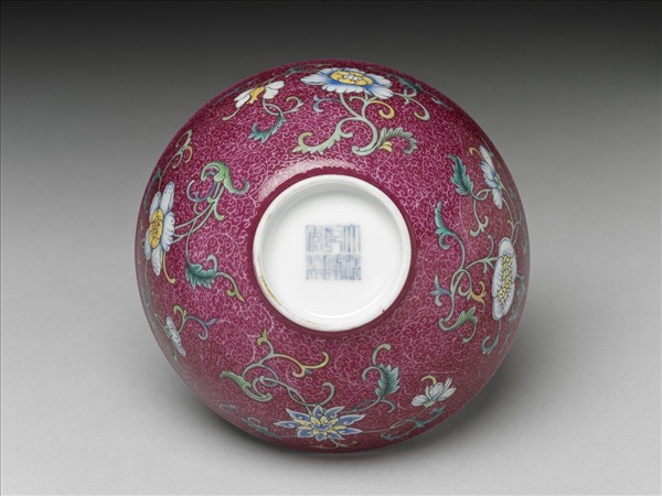 洋彩紅錦地花果紋碗