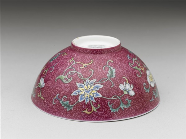 洋彩紅錦地花果紋碗