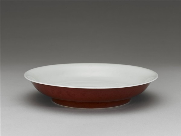 霽紅釉白裡雲龍紋盤