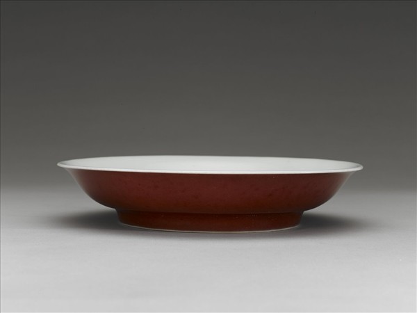 霽紅釉白裡雲龍紋盤