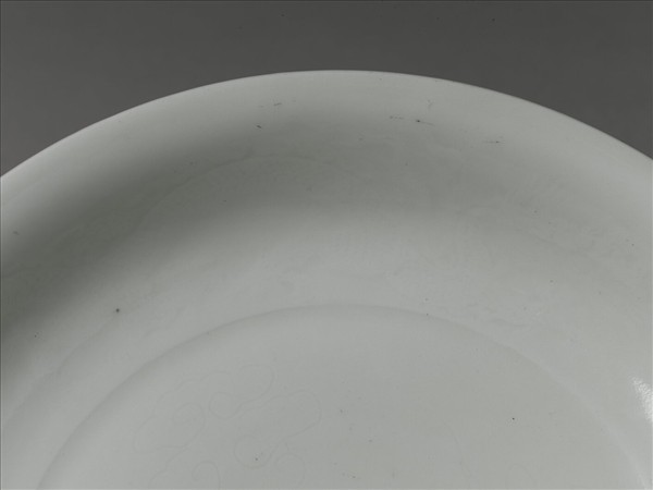 霽紅釉白裡雲龍紋盤