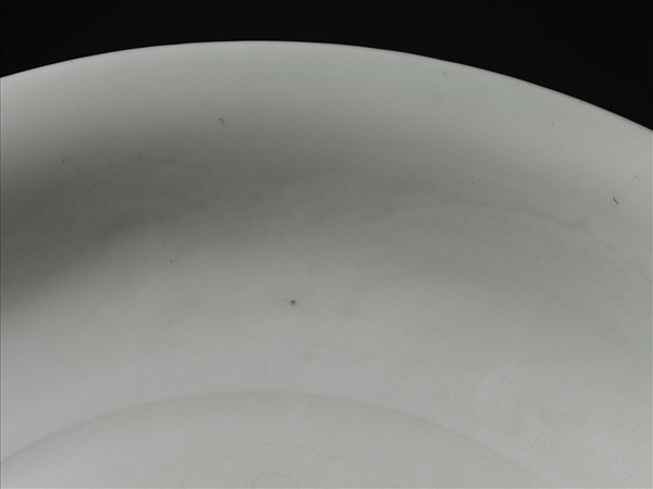 霽紅釉白裡雲龍紋盤