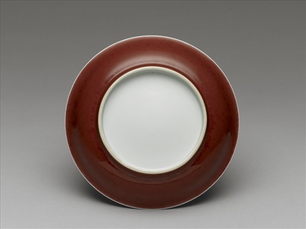 霽紅釉白裡雲龍紋盤