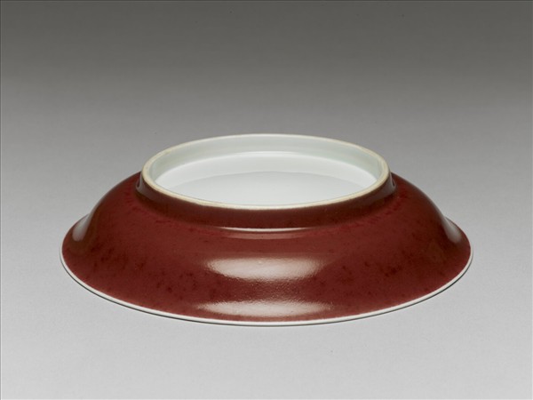 霽紅釉白裡雲龍紋盤