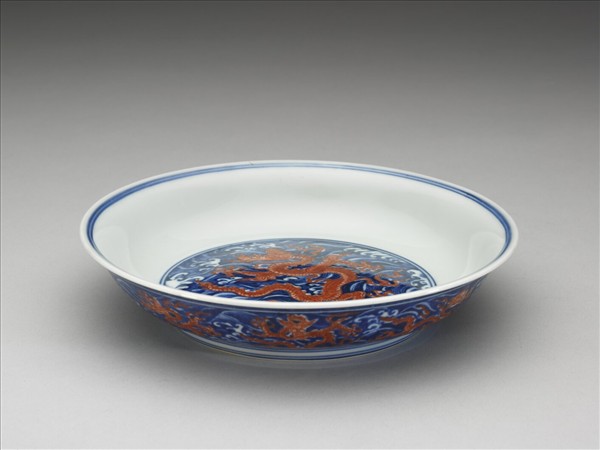 青花描紅龍紋盤