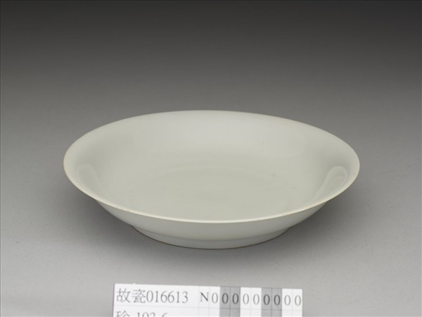 甜白釉雲龍紋盤