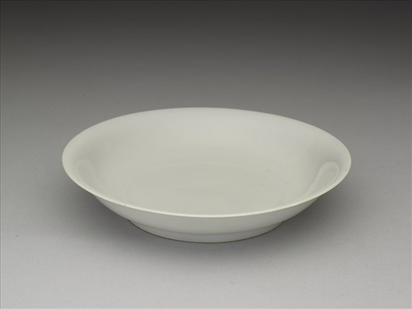 甜白釉雲龍紋盤