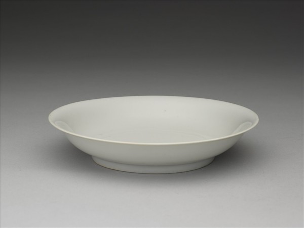 甜白釉雲龍紋盤